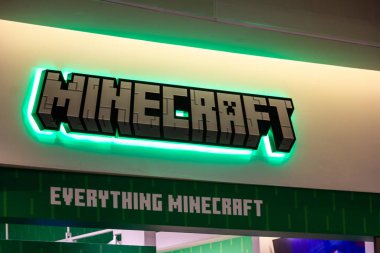 Tokyo, Japonya, 27 Ekim 2023: Bir mağazadaki video oyunu Minecraft 'ın aydınlatma işareti