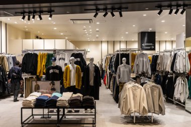 Tokyo, Japonya, 27 Ekim 2023: Çeşitli giyim seçenekleriyle üst sınıf erkek moda mağazası
