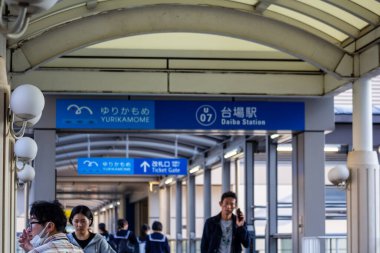 Tokyo, Japonya, 27 Ekim 2023: Yurikamome Hattı üzerindeki Daiba İstasyonunda çalışanlar