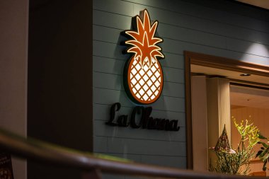 Tokyo, Japonya, 27 Ekim 2023: Ananas ikonlu La Ohana Hawaii Restoranı tabelası