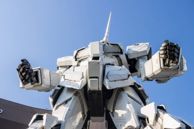 Tokyo, Japonya, 27 Ekim 2023: Mavi gökyüzüne karşı Gundam robot heykelinin yukarıdan görünüşü