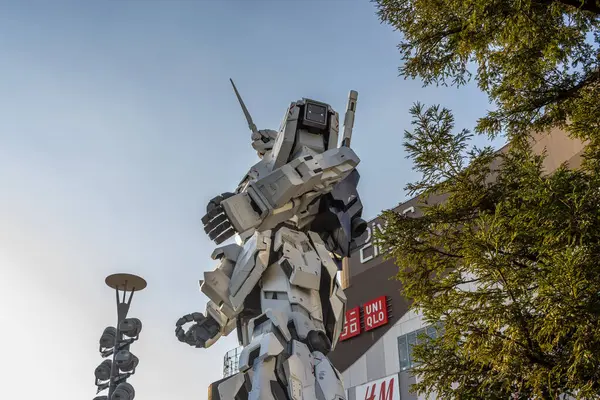 Tokyo, Japonya, 27 Ekim 2023: Odaiba 'da ağaçların üzerinde yükselen Gundam heykeli