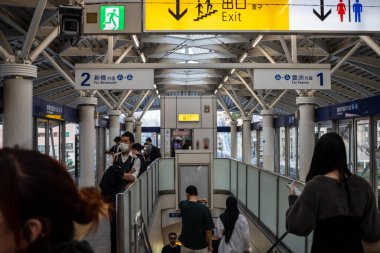 Tokyo, Japonya, 27 Ekim 2023: Yurikamome Line Station 'daki Staircase' de Banliyö