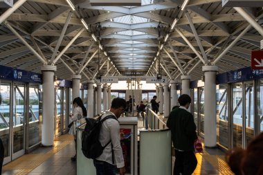 Tokyo, Japonya, 27 Ekim 2023: Yurikamome Line Station Platformunda Banliyö