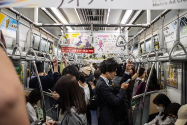 Tokyo, Japonya, 27 Ekim 2023: Tokyo 'da kalabalık metro vagonu