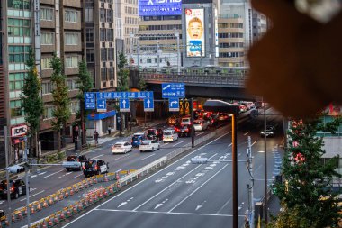 Tokyo, Japonya, 27 Ekim 2023: Tokyo Caddelerinde Akşam Trafiği