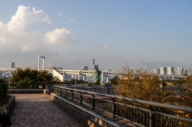 Tokyo, Japonya, 27 Ekim 2023: Odaiba 'nın Gökkuşağı Köprüsü ve Özgürlük Heykeli Sahne Sahnesi