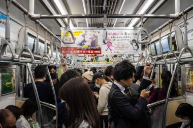 Tokyo, Japonya, 27 Ekim 2023: Tokyo metro treni yolcuları yoğun saatlerde