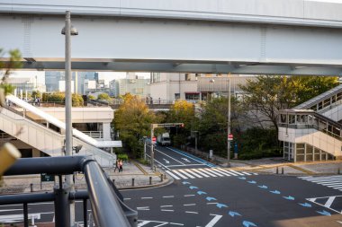 Tokyo, Japonya, 27 Ekim 2023: Odaiba 'da Şehir Üstgeçidi ve Arka planda Şehir