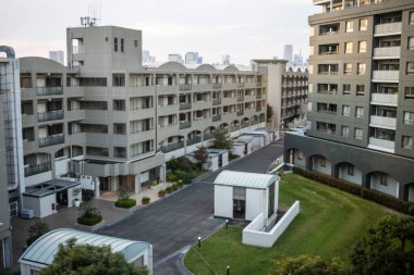 Tokyo, Japonya, 27 Ekim 2023: Eşsiz Mimari Konut Kompleksi Tasarımı