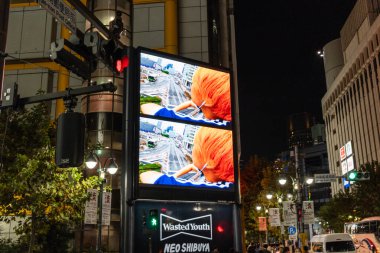 Tokyo, Japonya, 27 Ekim 2023: Geceleri reklam veren dijital reklam panosu