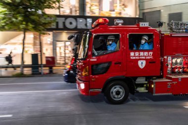 Tokyo, Japonya, 27 Ekim 2023: Tokyo İtfaiye Departmanı aracı