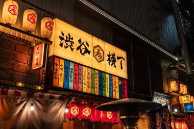 Tokyo, Japonya, 27 Ekim 2023: Bir restoran cephesini süsleyen geleneksel Japon sancakları ve fenerleri