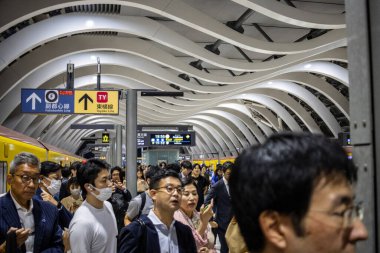 Tokyo, Japonya, 27 Ekim 2023: Tokyo metro istasyonunda yolcu kalabalığı