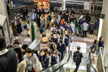 Tokyo, Japonya, 27 Ekim 2023: Tokyo metro istasyonunda kalabalık yürüyen merdivenler
