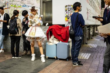 Tokyo, Japonya, 27 Ekim 2023: Tokyo 'da duvar yazıları yazan bir grup insan