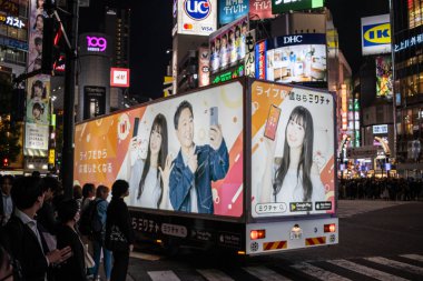 Tokyo, Japonya, 27 Ekim 2023: Mobil reklam kamyonu Shibuya, Tokyo