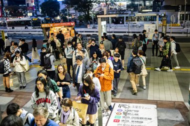 Tokyo, Japonya, 27 Ekim 2023: Tokyo 'da gece otobüs durağındaki yolcular