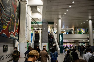 Tokyo, Japonya, 27 Ekim 2023: Tokyo tren istasyonundaki yolcular