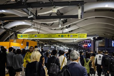 Tokyo, Japonya, 27 Ekim 2023: Tokyo metrosunda yürüyen yolcular