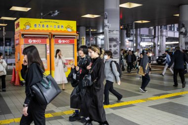 Tokyo, Japonya, 27 Ekim 2023: Tokyo metro istasyonunda gece vakti banliyö akışı