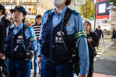 Tokyo, Japonya, 27 Ekim 2023: Tokyo 'da yürüyen üniformalı polis memurları