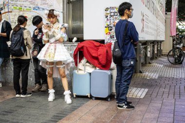 Tokyo, Japonya, 27 Ekim 2023: Tokyo 'da Lolita tarzı kostümler giyen gençler