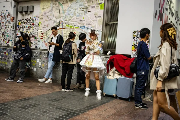 Tokyo, Japonya, 27 Ekim 2023: Tokyo 'da duvar yazıları yazan bir grup insan