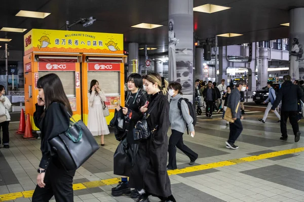 Tokyo, Japonya, 27 Ekim 2023: Tokyo metro istasyonunda gece vakti banliyö akışı