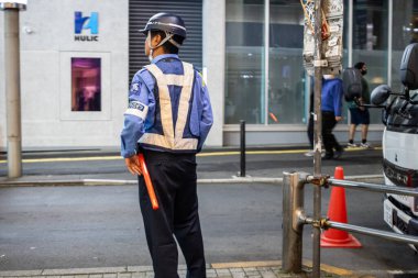 Tokyo, Japonya, 27 Ekim 2023: İnşaat alanını denetleyen güvenlik görevlisi