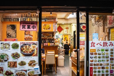Tokyo, Japonya, 27 Ekim 2023: Konforlu Tokyo restoranı geleneksel yemekleri sergiliyor