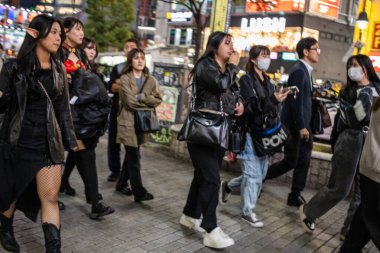 Tokyo, Japonya, 27 Ekim 2023: Gece Tokyo 'da yürüyen bir grup insan