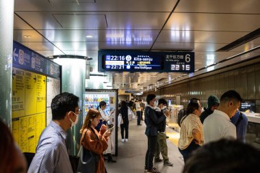 Tokyo, Japonya, 27 Ekim 2023: Tokyo metro istasyonunda bekleyen yolcular