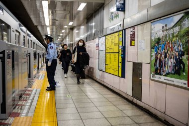 Tokyo, Japonya, 27 Ekim 2023: Bir metro istasyonunu izleyen güvenlik görevlisi