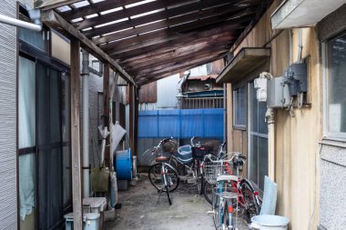 Tokyo, Japonya, 28 Ekim 2023: Tokyo 'da kapalı bir ara sokağa park edilmiş bisikletler