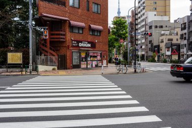 Tokyo, Japonya, 28 Ekim 2023: Tokyo 'nun sakin mahallesinde boş yaya geçidi