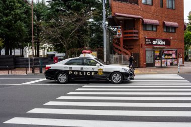Tokyo, Japonya, 28 Ekim 2023: Tokyo yaya geçidinde polis arabası