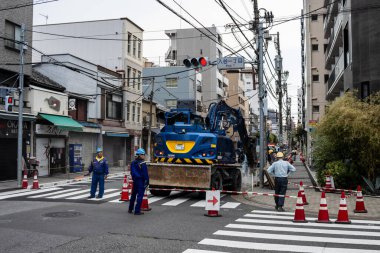 Tokyo, Japonya, 28 Ekim 2023: Tokyo 'da işçilerle ve makinelerle yol yapımı