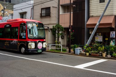 Tokyo, Japonya, 28 Ekim 2023: Tokyo caddesinde kırmızı halk otobüsü