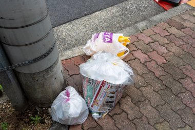 Tokyo, Japonya, 28 Ekim 2023: Tokyo sokaklarında çöp torbaları toplanmaya bırakıldı