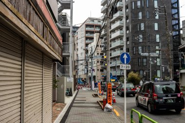 Tokyo, Japonya, 28 Ekim 2023: Tokyo 'da trafik olan şehir caddesi