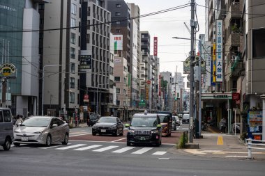 Tokyo, Japonya, 28 Ekim 2023: Tokyo 'da araçlarla dolu cadde kavşağı