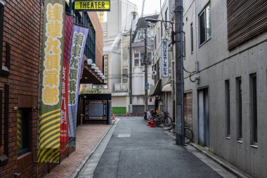 Tokyo, Japonya, 28 Ekim 2023: Dar bir Tokyo geçidinde renkli tiyatro tabelası