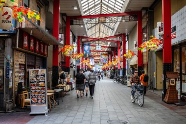 Tokyo, Japonya, 28 Ekim 2023: Tokyo 'da festival süsleriyle kaplanmış alışveriş caddesi