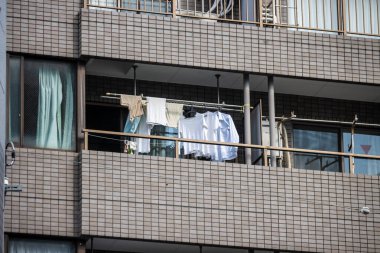 Tokyo, Japonya, 28 Ekim 2023: Tokyo 'daki apartman balkonlarında çamaşır kurutma