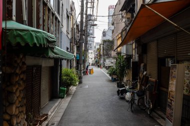 Tokyo, Japonya, 28 Ekim 2023: Tokyo mahallesinde dar arka sokak