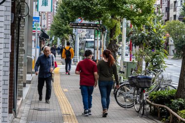 Tokyo, Japonya, 28 Ekim 2023: Yoğun bir Tokyo kaldırımında yürüyen insanlar