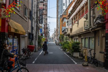 Tokyo, Japonya, 28 Ekim 2023: Geleneksel dükkan önleri ile Sessiz Tokyo Caddesi
