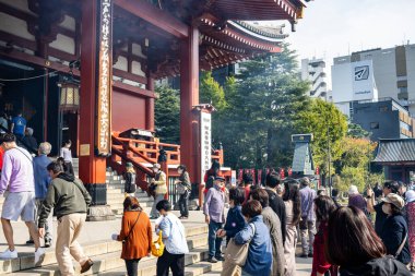 Tokyo, Japonya, 28 Ekim 2023: Kızıl Tapınak kapısında kalabalık toplanıyor