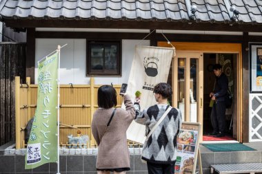 Tokyo, Japonya, 28 Ekim 2023: Geleneksel bir Japon mağazasının girişinde müşteriler